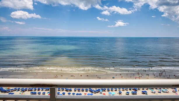 A beach with umbrellas and people. - Oceanfront 1BD-Baywatch Resort-Family Friendly (North Myrtle Beach)