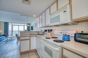 ثلاجة، ميكروويف، فرن، موقد طهي مسطح