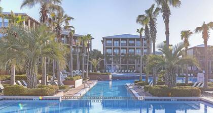 Pet-Friendly! Just a 2 night min stay! Charming Seacrest Beach corner-lot home!