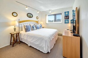 1 bedroom, iron/ironing board, WiFi, bed sheets - Ocean View Condo With Beach Access. (Lincoln City)
