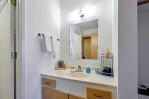 Combined shower/bathtub, hair dryer, towels, shampoo