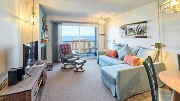 Televisión, chimenea, reproductor de DVD y tenis de mesa