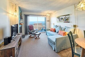 TV, fireplace, DVD player, ping pong - Ocean View Condo With Beach Access. (Lincoln City)