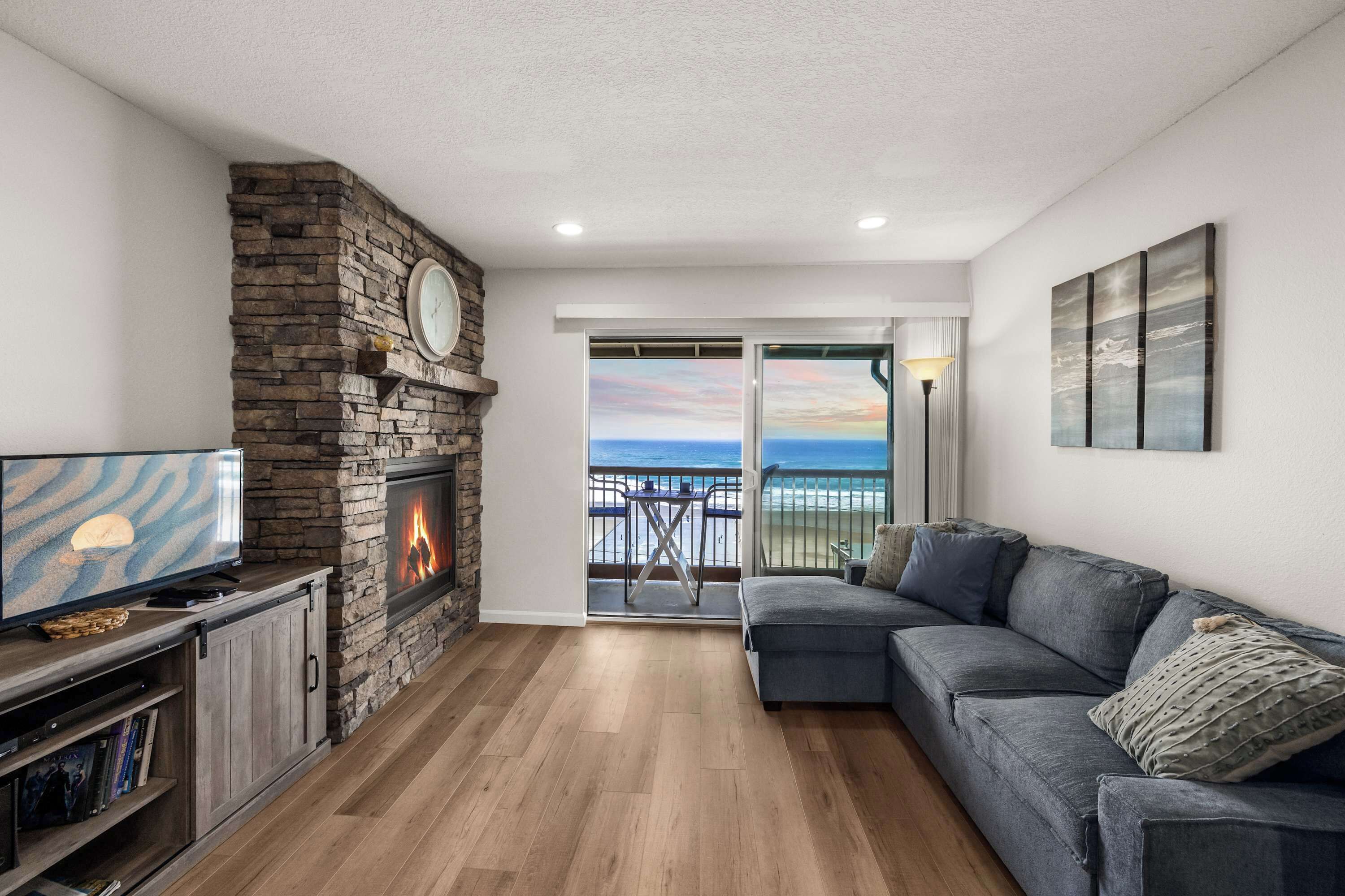 Tv, pejs, dvd-afspiller, bordtennisbord