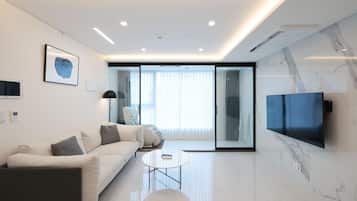 Deluxe Room, 1 Bedroom, Non Smoking | Living area