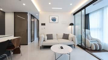 Deluxe Room, 1 Bedroom, Non Smoking | Living area