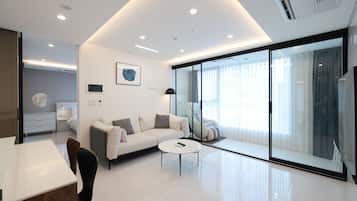 Deluxe Room, 1 Bedroom, Non Smoking | Living area