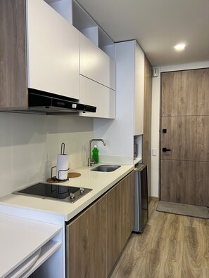 Fridge, stovetop