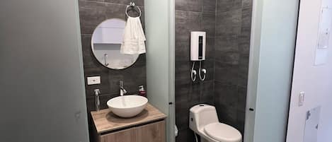 Serviettes fournies, papier de toilette
