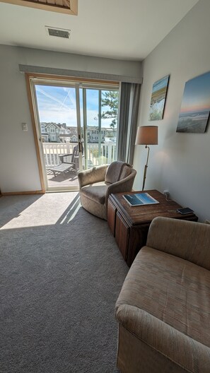 Smart-TV, Bücher, Stereoanlage, Computerbildschirme