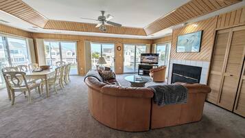 Een smart-tv, boeken, een stereo en een computerscherm