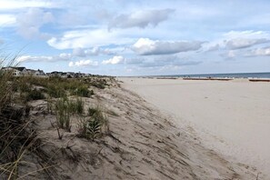 In Strandnähe, Liegestühle, Strandtücher
