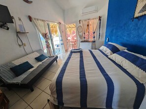 1 habitación, caja de seguridad en la habitación y escritorio 