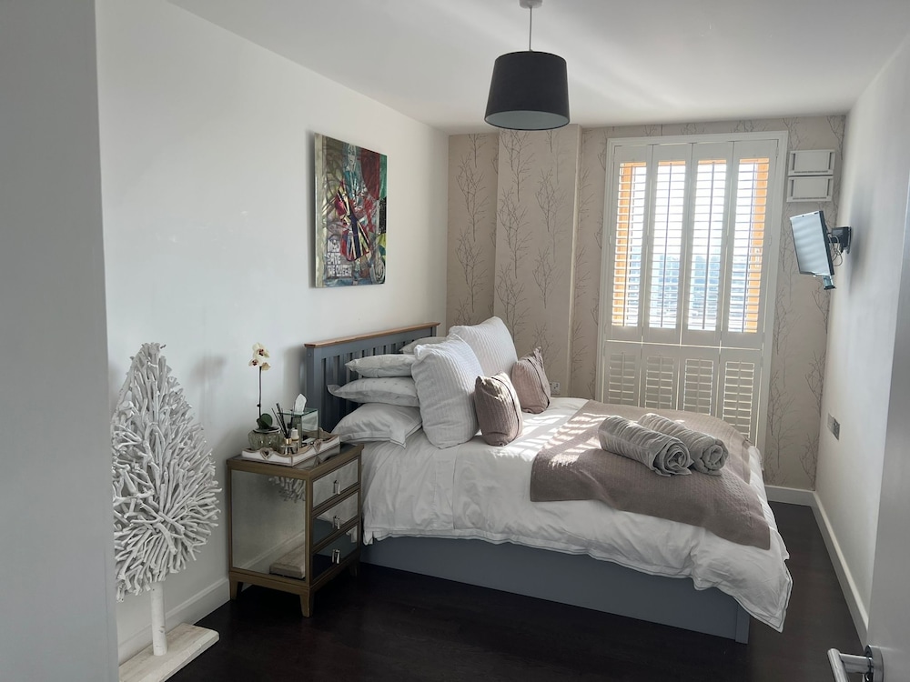 Photo inspiration: Fresh Look at Stylish 1 Bed Penthouse Apartment With Large Cityscape Balcony