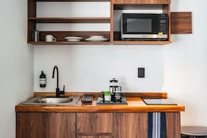 Frigorifero, microonde, piano cottura, macchina per tè/caffè