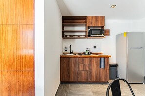 Refrigerador, microondas, parrilla de estufa y cafetera y tetera