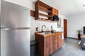 Refrigerador, microondas, parrilla de estufa y cafetera y tetera