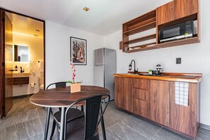 Kühlschrank, Mikrowelle, Herdplatte, Wasserkocher mit Kaffee-/Teezubehör