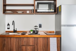 Refrigerador, microondas, parrilla de estufa y cafetera y tetera