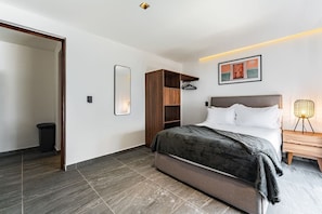 1 habitación, tabla de planchar con plancha, wifi y ropa de cama