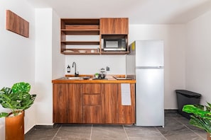 Refrigerador, microondas, parrilla de estufa y cafetera y tetera