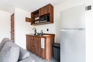 Refrigerador, microondas, parrilla de estufa y cafetera y tetera