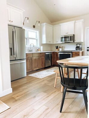 Kühlschrank, Mikrowelle, Ofen, Herdplatte