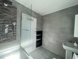 Regadera, toallas, jabón, shampoo