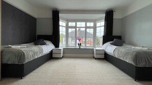 4 habitaciones, tabla de planchar con plancha, wifi y ropa de cama