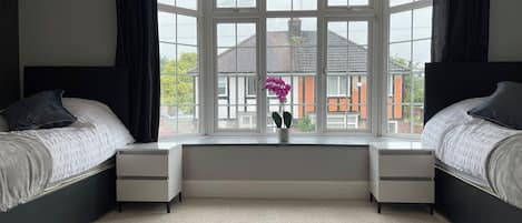 4 bedrooms, iron/ironing board, WiFi, bed sheets