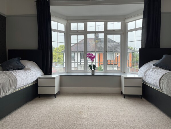 4 عدّة غرف نوم ومكواة/لوح كي وواي فاي وملاءات أسرّة