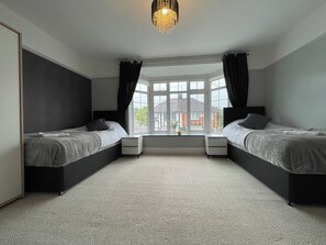 4 عدّة غرف نوم ومكو�اة/لوح كي وواي فاي وملاءات أسرّة