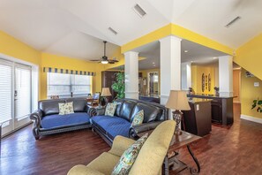 Smart-tv, dvd-spelare, böcker och ett filmbibliotek