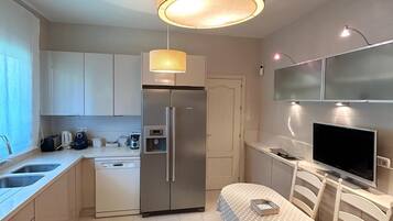 Fridge, oven, dishwasher, coffee/tea maker