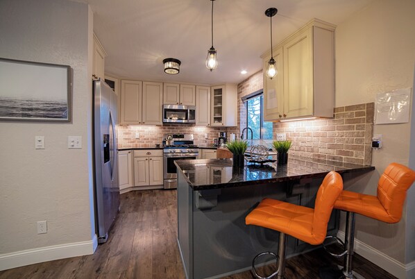 Kühlschrank, Mikrowelle, Ofen, Geschirrspüler