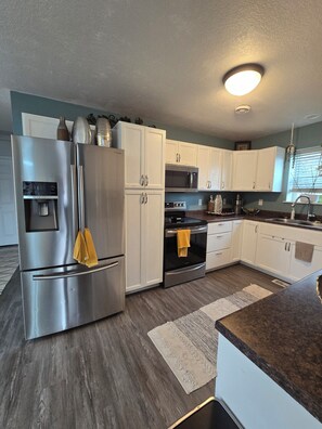 ثلاجة، ميكروويف، فرن، موقد طهي مسطح