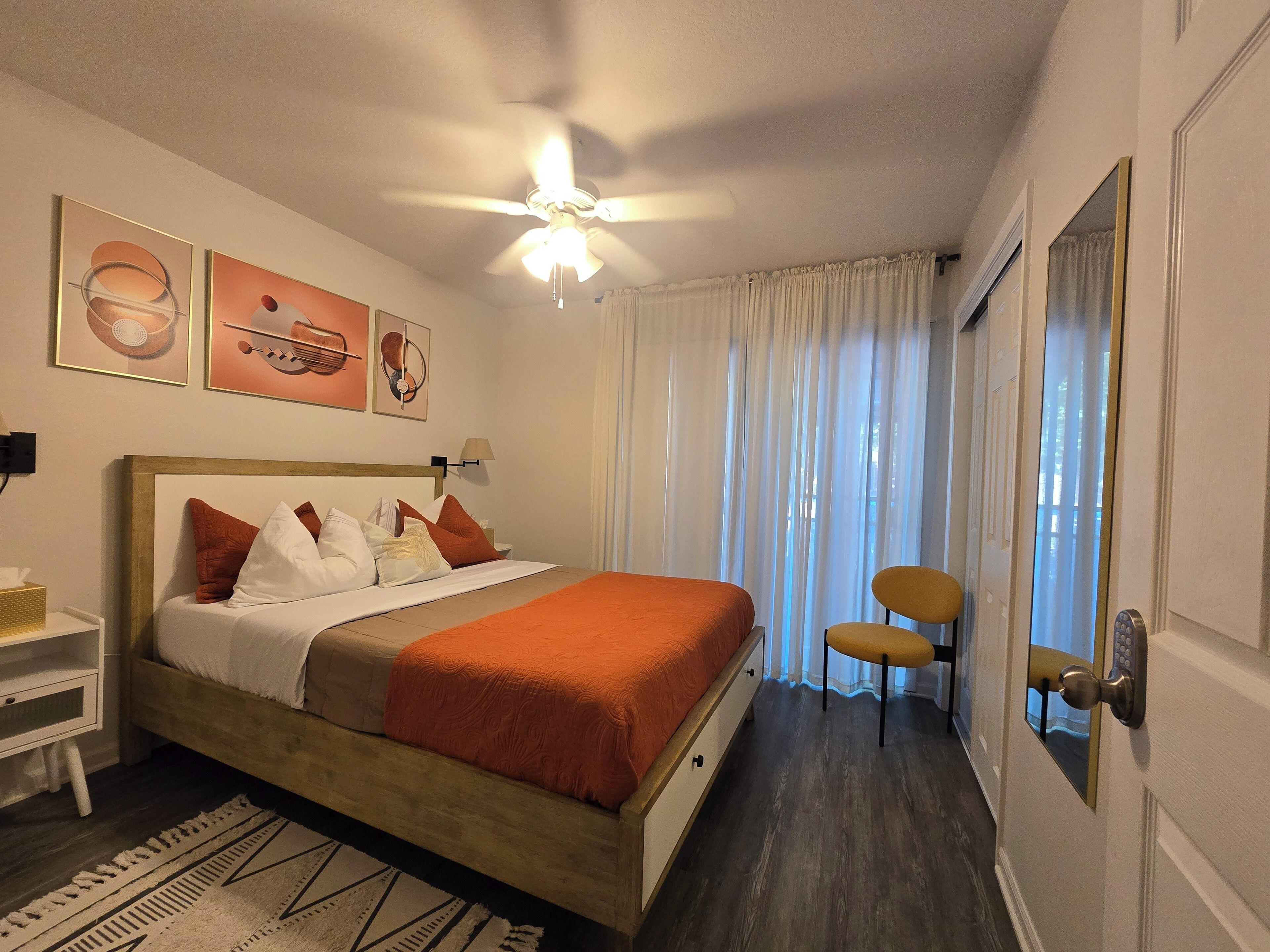 5 soverom, safe på rommet, skrivebord og strykejern/-brett