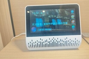A digital display with a time of 14:53 and a temperature of 20°C. - MAERkANG PO LING JIA SA HOTEL (Barkam)