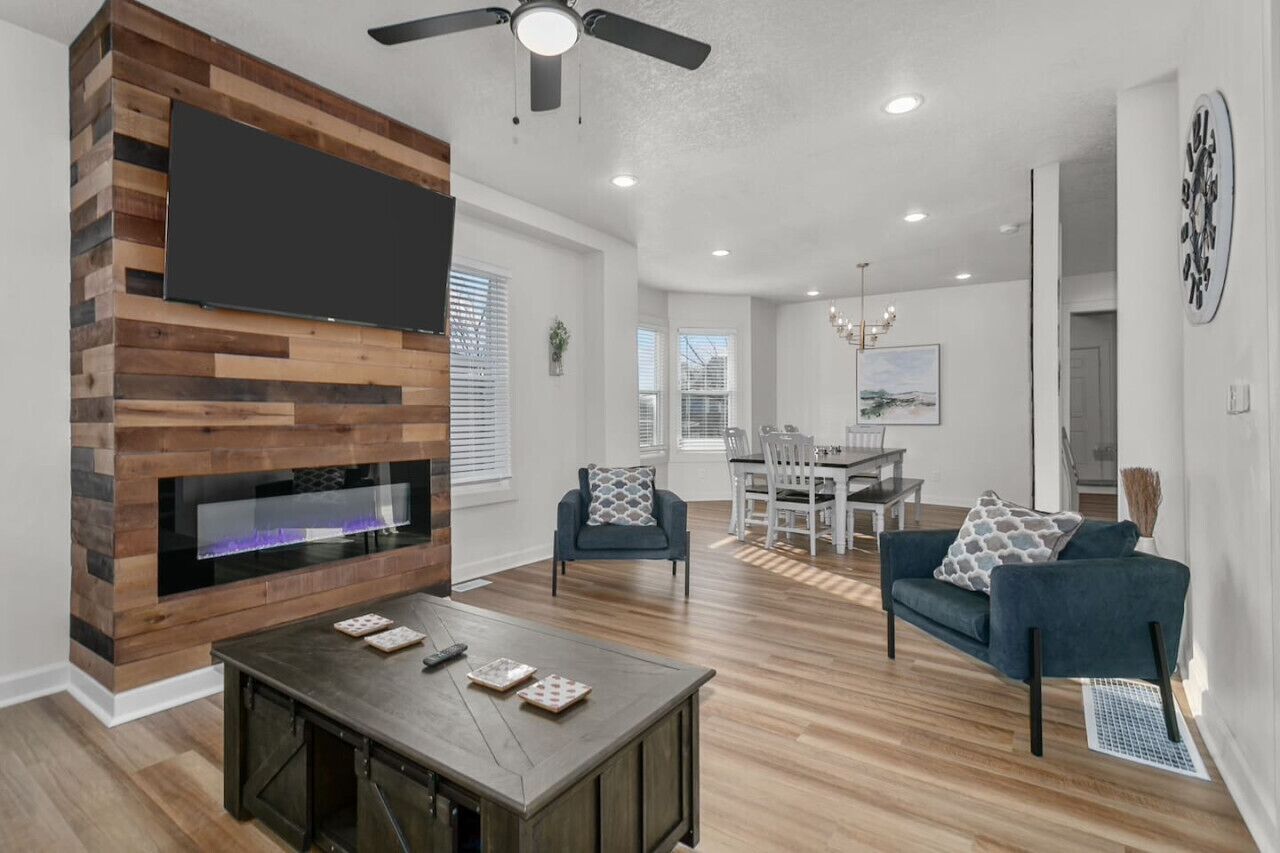 Een televisie en een open haard