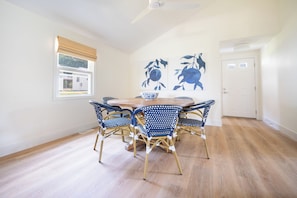 Deluxe-Ferienhaus | Essbereich im Zimmer