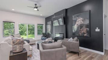 Smart TV y chimenea