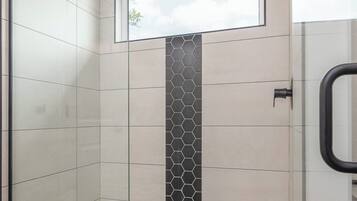 シャワー、ヘアドライヤー、タオル、石鹸