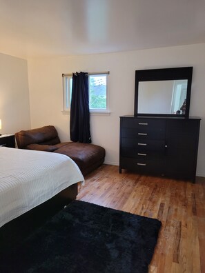 3 bedrooms, iron/ironing board, travel crib, free WiFi - PureHeart House, Spacious, 3bdr
30 MN from Manhattan. NYC (Yonkers)