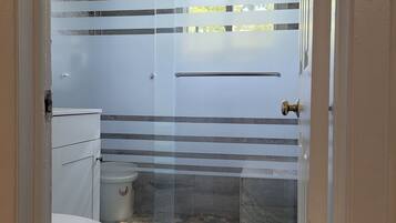 Douche, sĂšche-cheveux, serviettes fournies, savon