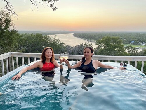 Panoramic View of Lake Marble Falls- 4brm 10 acres 1 King and 3 queen beds 