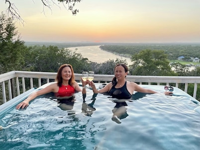 Panoramic View of Lake Marble Falls- 4brm 10 acres 1 King and 3 queen beds 