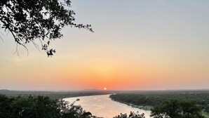 Tuberculo de hidromasaje con vista a un río y al atardecer.