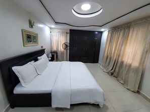 3 bedrooms, iron/ironing board, WiFi, bed sheets