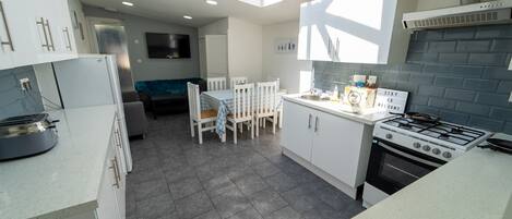 冷蔵庫、電子レンジ、オーブン、コンロ