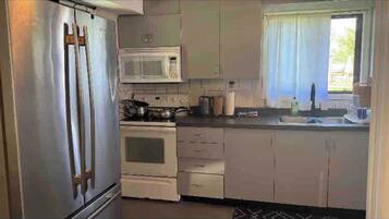 Een magnetron, een oven, een kookplaat, een koffiezetapparaat/waterkoker